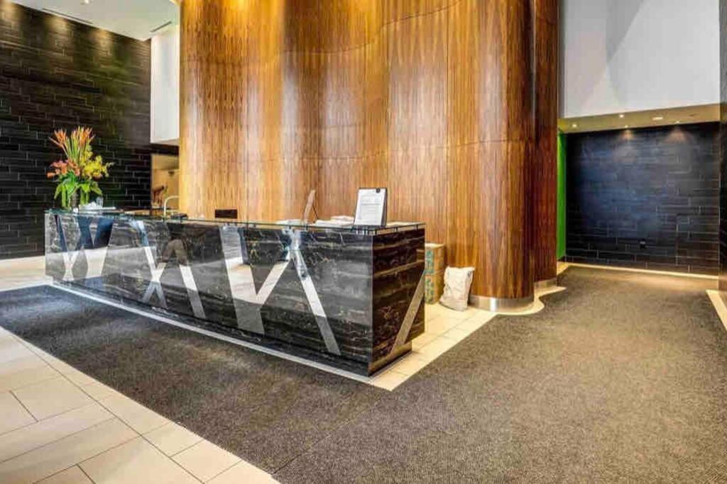 Upscale Downtown Toronto Condos By Cn Tower Exterior photo